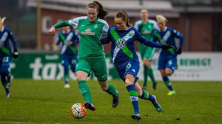 v.li.: Stefanie Antonia Sanders (SV Werder Bremen, 20) und Noelle Maritz (VfL Wolfsburg, 16) im Zweikampf, Duell, duel, tackle, Fussball, Allianz Frauen-Bundesliga, SV Werder Bremen - VfL Wolfsburg, xdgx