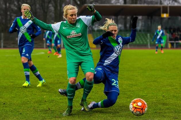 v.li.: Betsy Hassett (SV Werder Bremen, 16) und Lara Dickenmann (VfL Wolfsburg, 21) im Zweikampf, Duell, duel, tackle, Fussball, Allianz Frauen-Bundesliga, SV Werder Bremen - VfL Wolfsburg, xdgx