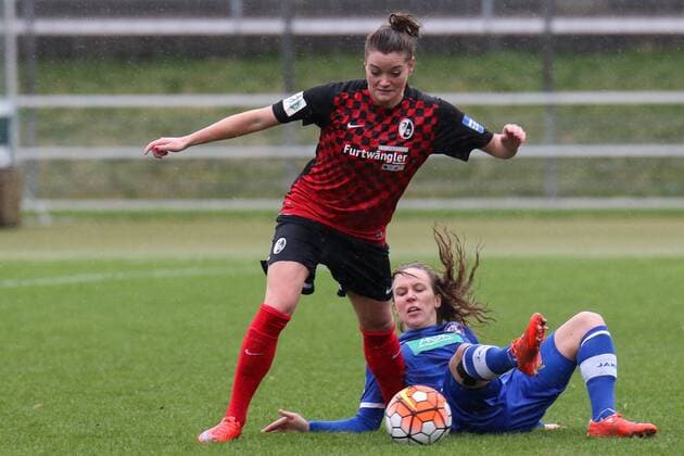 v.li.: Verena Aschauer (Freiburg, 25), Viktoria Schwalm (Potsdam, 17), Zweikampf, Duell, duel, tackle, Dynamik, Action, Aktion, Fussball, Allianz Frauen-Bundesliga, SC Freiburg - 1. FFC Turbine Potsdam, xozx