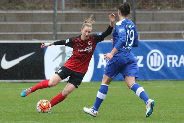 v.li.: Rückkehrerin Jenista Clark (Freiburg, 4), Felicitas Rauch (Potsdam, 19), Fussball, Allianz Frauen-Bundesliga, SC Freiburg - 1. FFC Turbine Potsdam, xozx