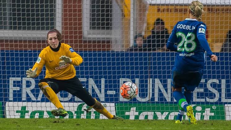 v.li.: Torhüterin, Torwart Jennifer Martens (SV Werder Bremen, 22) beim Versuch, den von Lena Goeßling (Gößling, Goessling, Gössling, VfL Wolfsburg, 28) geschossenen Elfmeter zu halten, Fussball, Allianz Frauen-Bundesliga, SV Werder Bremen - VfL Wolfsburg, xdgx