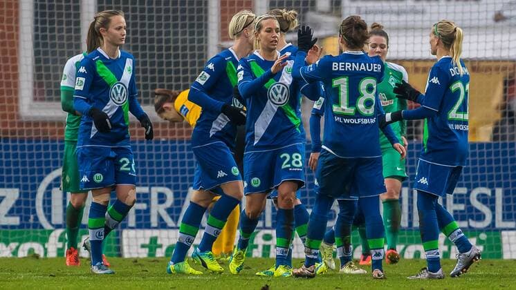 Die Spielerinnen des VfL Wolfsburg beim Torjubel, Goal celebration, celebrate the goal, goal celebration, Jubeltraube nach dem 3:0 für Wolfsburg durch Faulelfmeter, Fussball, Allianz Frauen-Bundesliga, SV Werder Bremen - VfL Wolfsburg, xdgx