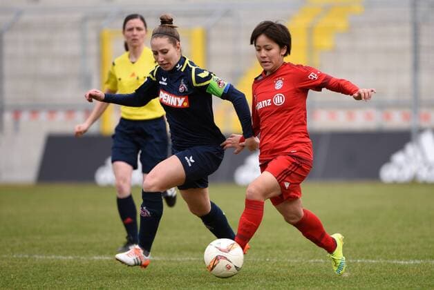 v.li.: Yvonne Zielinski (Köln, 17) Mana Iwabuchi (FC Bayern München, FCB, 13) im Zweikampf, Duell, duel, tackle, Dynamik, Action, Aktion, Fussball, Allianz Frauen-Bundesliga, FC Bayern München - 1. FC Köln, xslx