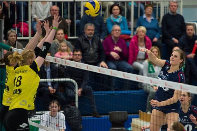 14.02.2016, Halle Berg Fidel, Muenster Volleyball, Bundesliga Frauen, USC Münster Muenster vs. VC Wiesbaden Block Doppelblock Sina Fuchs ( 6 Muenster), Leonie Schwertmann ( 18 Muenster) - Angriff Delainey Aigner-Swesey ( 16 Wiesbaden)