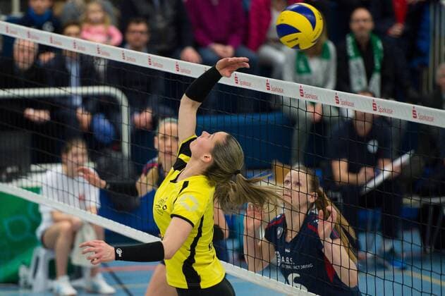 14.02.2016, Halle Berg Fidel, Muenster Volleyball, Bundesliga Frauen, USC Münster Muenster vs. VC Wiesbaden Zuspiel Zuspielfinte Finte Amanda Sa ( 5 Muenster)