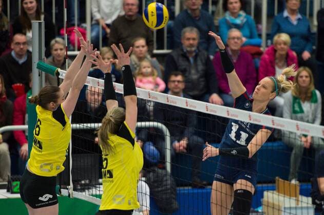 14.02.2016, Halle Berg Fidel, Muenster Volleyball, Bundesliga Frauen, USC Münster Muenster vs. VC Wiesbaden Block Doppelblock Sina Fuchs ( 6 Muenster), Amanda Sa ( 5 Muenster) - Angriff Elizabeth Hintemann ( 11 Wiesbaden)