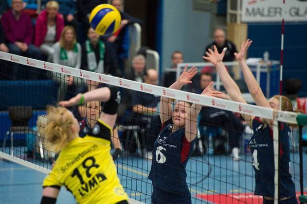 14.02.2016, Halle Berg Fidel, Muenster Volleyball, Bundesliga Frauen, USC Münster Muenster vs. VC Wiesbaden Angriff Leonie Schwertmann ( 18 Muenster) - Block Doppelblock Rebecca Schäperklaus Schaeperklaus ( 6 Wiesbaden), Tanja Großer Grosser ( 4 Wiesbaden)