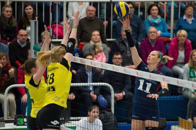 14.02.2016, Halle Berg Fidel, Muenster Volleyball, Bundesliga Frauen, USC Münster Muenster vs. VC Wiesbaden Block Doppelblock Sina Fuchs ( 6 Muenster), Leonie Schwertmann ( 18 Muenster) - Angriff Elizabeth Hintemann ( 11 Wiesbaden)