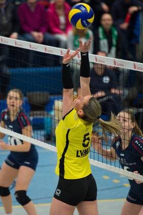 14.02.2016, Halle Berg Fidel, Muenster Volleyball, Bundesliga Frauen, USC Münster Muenster vs. VC Wiesbaden Zuspiel Amanda Sa ( 5 Muenster)
