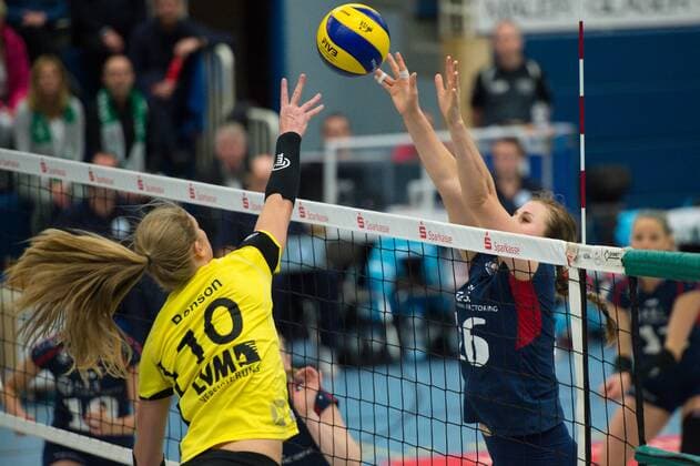 14.02.2016, Halle Berg Fidel, Muenster Volleyball, Bundesliga Frauen, USC Münster Muenster vs. VC Wiesbaden Angriff Ashley Benson ( 10 Muenster) - Block Delainey Aigner-Swesey ( 16 Wiesbaden)