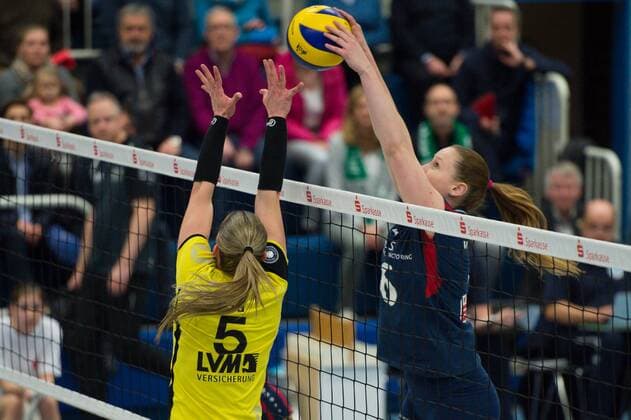 14.02.2016, Halle Berg Fidel, Muenster Volleyball, Bundesliga Frauen, USC Münster Muenster vs. VC Wiesbaden Zuspiel Amanda Sa ( 5 Muenster) - Block Rebecca Schäperklaus Schaeperklaus ( 6 Wiesbaden)