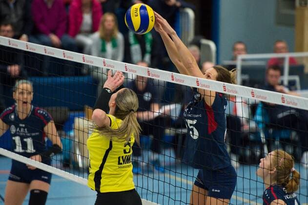 14.02.2016, Halle Berg Fidel, Muenster Volleyball, Bundesliga Frauen, USC Münster Muenster vs. VC Wiesbaden Zuspiel Amanda Sa ( 5 Muenster) - Block Jennifer Pettke ( 15 Wiesbaden)