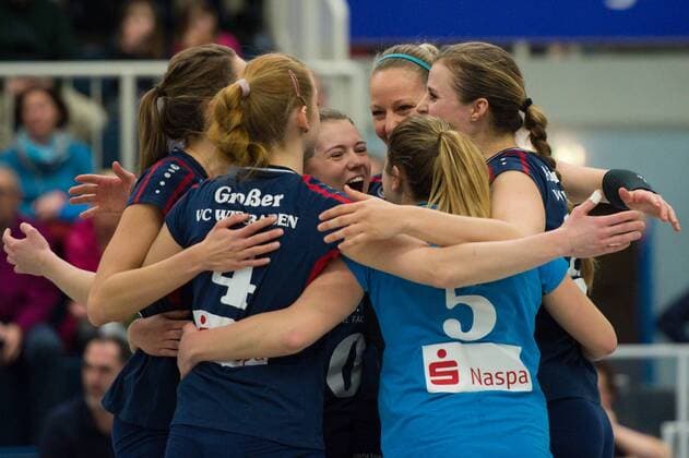 14.02.2016, Halle Berg Fidel, Muenster Volleyball, Bundesliga Frauen, USC Münster Muenster vs. VC Wiesbaden Jubel Rebecca Schäperklaus Schaeperklaus ( 6 Wiesbaden), Tanja Großer Grosser ( 4 Wiesbaden), Kaisa Alanko ( 10 Wiesbaden), Elizabeth Hintemann ( 11 Wiesbaden), Alyssa Longo ( 5 Wiesbaden), Delainey Aigner-Swesey ( 16 Wiesbaden)