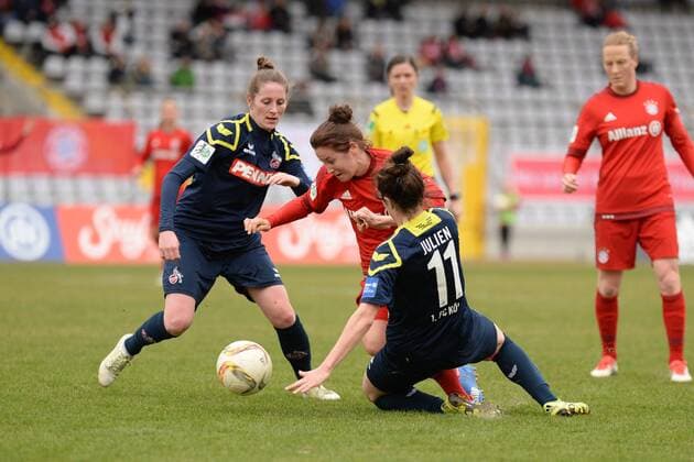 v.li.: Maike Seuren (Köln, 19) Nicole Rolser (FC Bayern München, FCB, 29) Christina Julien (Köln, 11) im Dreikampf, Duell, duel, tackle, Dynamik, Action, Aktion , Fussball, Allianz Frauen-Bundesliga, FC Bayern München - 1. FC Köln, xslx