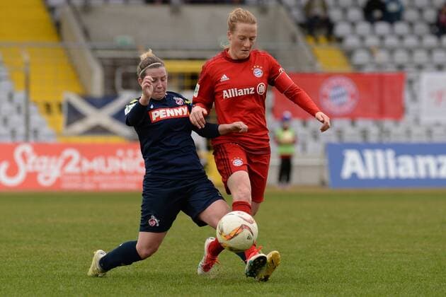 v.li.: Mandana Knopf (Köln, 21) Melanie Behringer (FC Bayern München, FCB, 7) im Zweikampf, Duell, duel, tackle, Dynamik, Action, Aktion, Fussball, Allianz Frauen-Bundesliga, FC Bayern München - 1. FC Köln, xslx