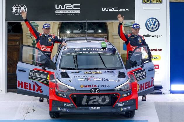 Motorsport, WRC, Rallye Schweden, Siegerehrung 160214 Hayden Paddon med kartläsare John Kennard, Hyundai Motorsport, Hyundai i20 WRC Motorsport Rallye WM jublar vid prisutdelningen under Rally Sweden den 14 februari 2016 i Karlstad.  Copyright: ANNA-LENAxBERGQVIST BB160214BB462