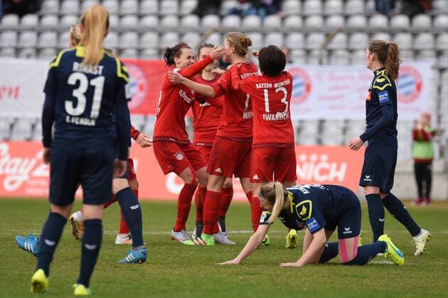 v.li.: Spielerinnen des FC Bayern München, Jubel, Torjubel, Torerfolg, celebrate the goal, goal, celebration, Jubel ueber das Tor zum 1:0 durch Vivianne Miedema (FC Bayern München, FCB, 10) , optimistisch, Action, Aktion , Fussball, Allianz Frauen-Bundesliga, FC Bayern München - 1. FC Köln, xslx