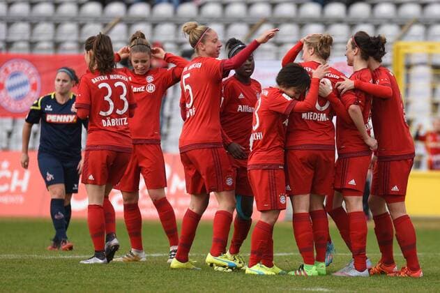 v.li.: Spielerinnen des FC Bayern München, Jubel, Torjubel, Torerfolg, celebrate the goal, goal, celebration, Jubel ueber das Tor zum 1:0 durch Vivianne Miedema (FC Bayern München, FCB, 10) , optimistisch, Action, Aktion , Fussball, Allianz Frauen-Bundesliga, FC Bayern München - 1. FC Köln, xslx