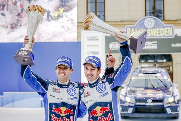 Motorsport, WRC, Rallye Schweden, Siegerehrung 160214 Sebastien Ogier med kartläsare Julien Ingrassia, Volkswagen Motorsport, Volkswagen Polo WRC Motorsport Rallye WM jublar vid prisutdelningen under Rally Sweden den 14 februari 2016 i Karlstad.  Copyright: ANNA-LENAxBERGQVIST BB160214BB472
