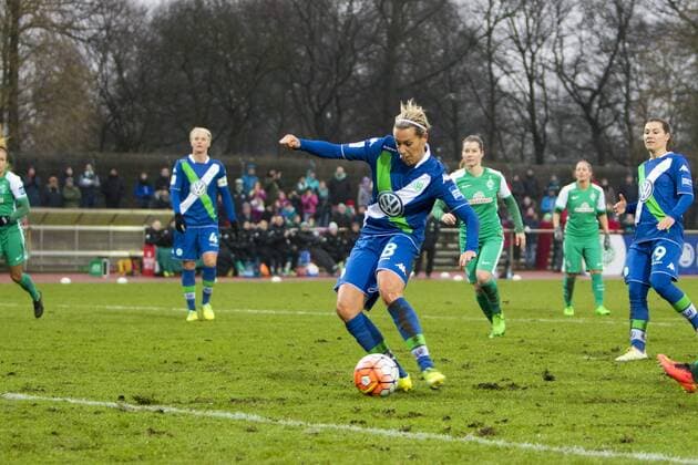 Fußball, Allianz Frauen Bundesliga, Werder Bremen - VfL Wolfsburg; Lena Goeßling (Goessling, Wolfsburg, 28) Torschützin zum 0:3 ,scores the goal, Tor, Torschuss, Abschluss, Torabschluss, Torerfolg, Aktion, action Nachschuss. xtgx