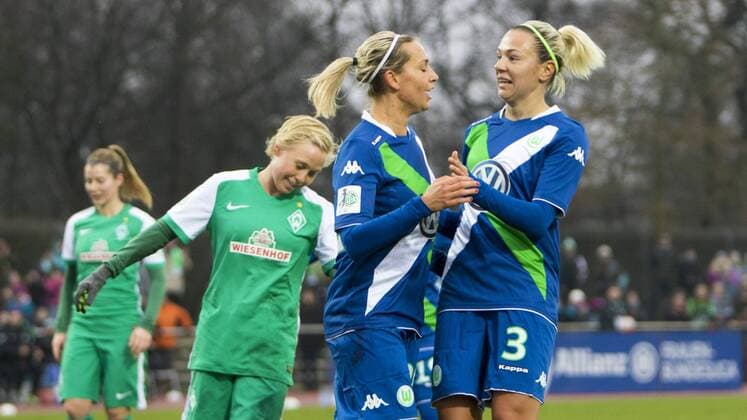 Fußball, Allianz Frauen Bundesliga, Werder Bremen - VfL Wolfsburg; v.l. Lena Goeßling (Goessling, Wolfsburg, 28) und Zsanett Jakabfi (Wolfsburg, 3) Jubel, Torjubel, Freude, Emotion, Torerfolg, Aktion, action, goal, goal celebration, celebrates. xtgx