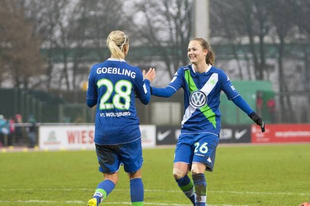 Fußball, Allianz Frauen Bundesliga, Werder Bremen - VfL Wolfsburg; Lena Goeßling (Goessling, Wolfsburg, 28) und Caroline Graham Hansen (Wolfsburg, 26) Jubel, Torjubel, Freude, Emotion, Torerfolg, Aktion, action, goal, goal celebration, celebrates. xtgx