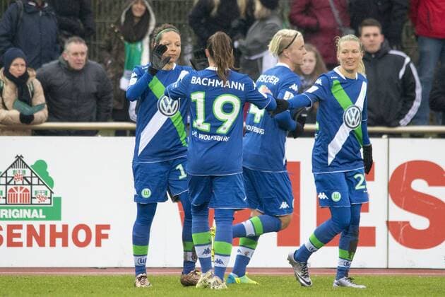 Fußball, Allianz Frauen Bundesliga, Werder Bremen - VfL Wolfsburg; Jubel, Torjubel, Freude, Emotion, Torerfolg, Aktion, action, goal, goal celebration, celebrates nach dem 0:2 durch Vanessa Bernauer (Wolfsburg, 18) (links). xtgx