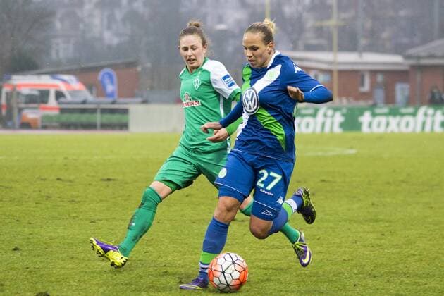 Fußball, Allianz Frauen Bundesliga, Werder Bremen - VfL Wolfsburg; v.l. Marie-Louise Eta (Bremen, 6) gegen Isabel Kerschowski (Wolfsburg, 27). xtgx