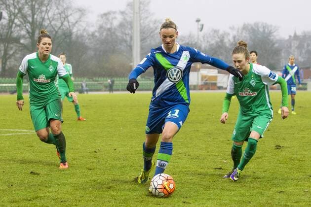 Fußball, Allianz Frauen Bundesliga, Werder Bremen - VfL Wolfsburg; Alexandra Popp (Alex Popp, Wolfsburg, 11) am Ball, setzt sich gegen Marie-Louise Eta (Bremen, 6) (rechts) durch. xtgx