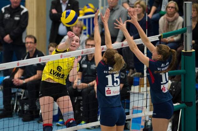 14.02.2016, Halle Berg Fidel, Muenster Volleyball, Bundesliga Frauen, USC Münster Muenster vs. VC Wiesbaden Angriff Sina Fuchs ( 6 Muenster) - Block Doppelblock Jennifer Pettke ( 15 Wiesbaden), Kaisa Alanko ( 10 Wiesbaden)