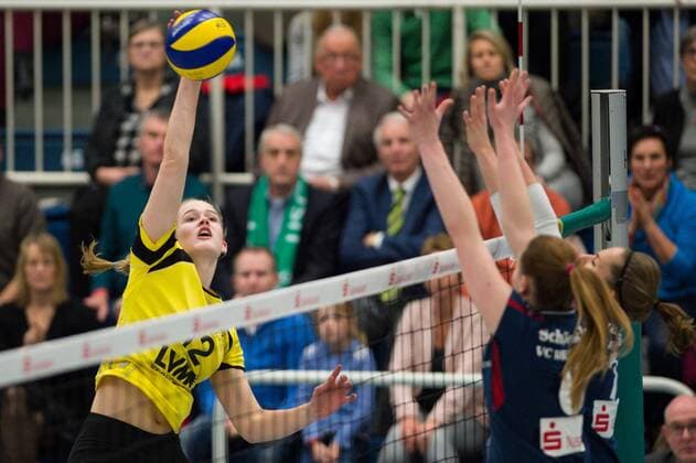 14.02.2016, Halle Berg Fidel, Muenster Volleyball, Bundesliga Frauen, USC Münster Muenster vs. VC Wiesbaden Angriff Hanna Orthmann ( 12 Muenster) - Block Doppelblock Rebecca Schäperklaus Schaeperklaus ( 6 Wiesbaden), Annalena Mach ( 2 Wiesbaden)