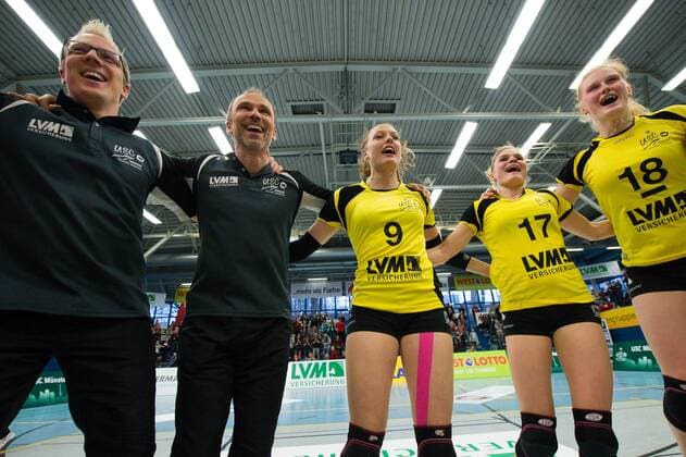 14.02.2016, Halle Berg Fidel, Muenster Volleyball, Bundesliga Frauen, USC Münster Muenster vs. VC Wiesbaden Jubel Marvin Mallach (Co-Trainer USC Muenster), Andreas Vollmer (Trainer Coach Muenster), Alisha Ossowski ( 9 Muenster), Ines Bathen ( 17 Muenster), Leonie Schwertmann ( 18 Muenster) nach Sieg