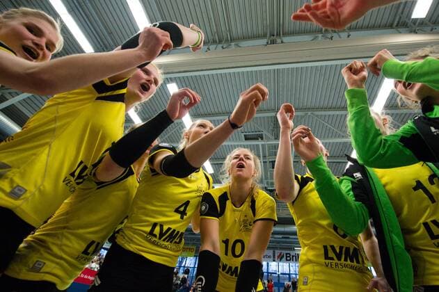 14.02.2016, Halle Berg Fidel, Muenster Volleyball, Bundesliga Frauen, USC Münster Muenster vs. VC Wiesbaden Jubel Ines Bathen ( 17 Muenster), Leonie Schwertmann ( 18 Muenster), Michala Kvapilova ( 4 Muenster), Ashley Benson ( 10 Muenster), Sina Fuchs ( 6 Muenster), Hanna Orthmann ( 12 Muenster), Irina Kemmsies ( 2 Muenster) nach Sieg