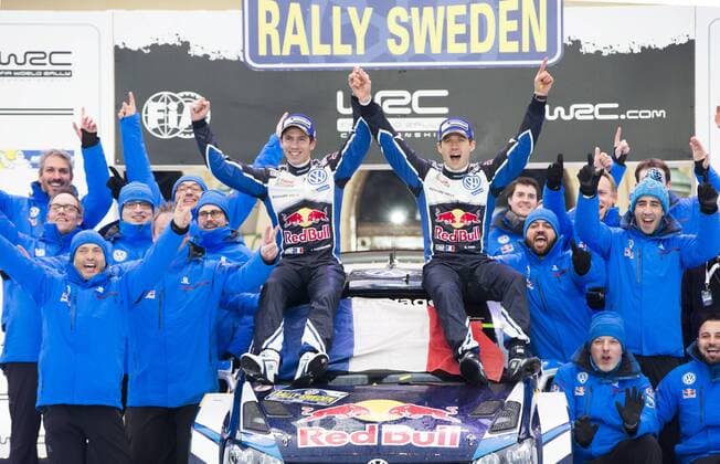 Motorsport, WRC, Rallye Schweden, Siegerehrung 160214 Sebastien Ogier med kartläsare Julien Ingrassia och hela teamet , Volkswagen Motorsport, Volkswagen Polo WRC Motorsport Rallye WM jublar efter segern vid prisutdelningen under Rally Sweden den 14 februari 2016 i Karlstad.  Copyright: ANNA-LENAxBERGQVIST BB160214BB876