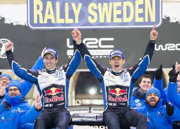 Motorsport, WRC, Rallye Schweden, Siegerehrung 160214 Sebastien Ogier med kartläsare Julien Ingrassia och hela teamet , Volkswagen Motorsport, Volkswagen Polo WRC Motorsport Rallye WM jublar efter segern vid prisutdelningen under Rally Sweden den 14 februari 2016 i Karlstad.  Copyright: ANNA-LENAxBERGQVIST BB160214BB877