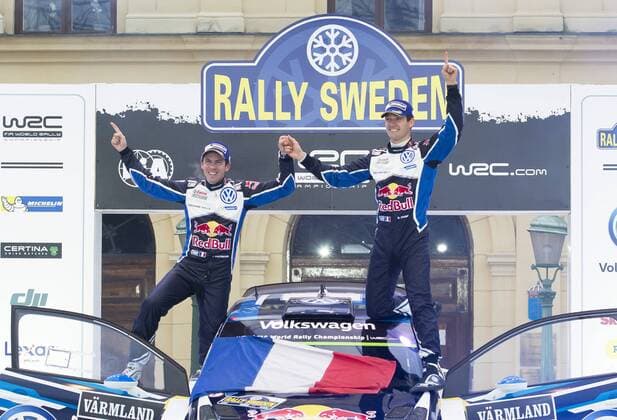 Motorsport, WRC, Rallye Schweden, Siegerehrung 160214 Sebastien Ogier med kartläsare Julien Ingrassia , (Volkswagen Motorsport, Volkswagen Polo WRC Motorsport Rallye WM jublar efter segern vid prisutdelningen under Rally Sweden den 14 februari 2016 i Karlstad.  Copyright: ANNA-LENAxBERGQVIST BB160214BB923