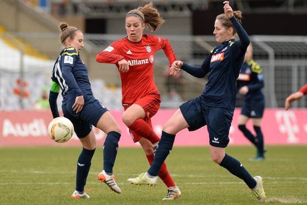 v.li.: Yvonne Zielinski (Köln, 17) Melanie Leupolz (FC Bayern München, FCB, 8) Maike Seuren (Köln, 19) im Dreikampf, Duell, duel, tackle, Dynamik, Action, Aktion, Fussball, Allianz Frauen-Bundesliga, FC Bayern München - 1. FC Köln, xslx