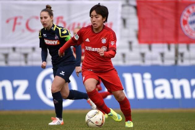 v.li.: Yvonne Zielinski (Köln, 17), Mana Iwabuchi (FC Bayern München, FCB, 13) , Fussball, Allianz Frauen-Bundesliga, FC Bayern München - 1. FC Köln, xslx