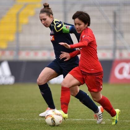 v.li.: Yvonne Zielinski (Köln, 17) Mana Iwabuchi (FC Bayern München, FCB, 13) im Zweikampf, Duell, duel, tackle, Dynamik, Action, Aktion, Fussball, Allianz Frauen-Bundesliga, FC Bayern München - 1. FC Köln, xslx