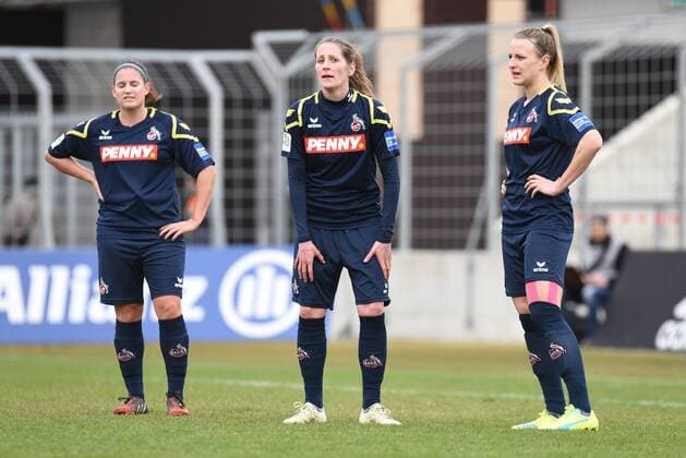 v.li.: Irina London (Köln, 14) Maike Seuren (Köln, 19) Virginia Kirchberger (Köln, 13) nach Spielende enttäuscht schauend, Enttäuschung, Frustration, disappointed, pessimistisch , Fussball, Allianz Frauen-Bundesliga, FC Bayern München - 1. FC Köln, xslx