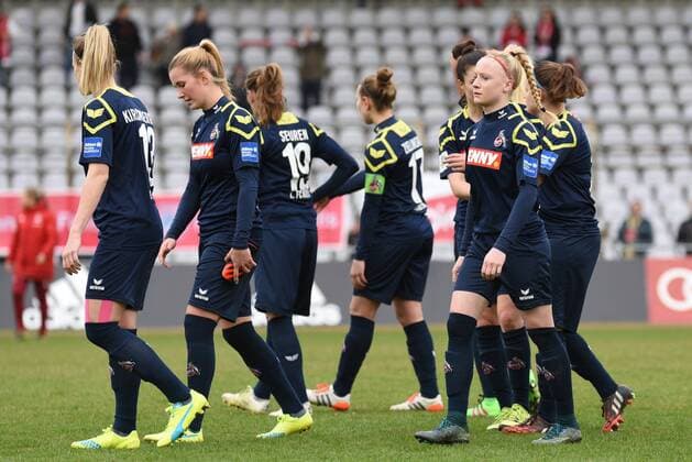 v.li.: Kölner Spielerinnen gehen enttäuscht vom Platz nach Abpfiff, mit hängenden Köpfen, enttäuscht schauend, Enttäuschung, Frustration, disappointed, pessimistisch, Fussball, Allianz Frauen-Bundesliga, FC Bayern München - 1. FC Köln, xslx