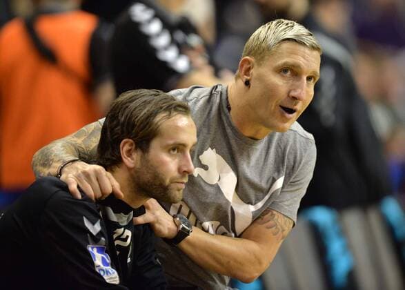 Handball HBL Berlin 14.02.2016 Max Schmeling Halle Fuechse Berlin geg MT Melsungen Silvio HEINEVETTER 12 TW Fuechse und Handball Legende Stefan KRETZSCHMAR