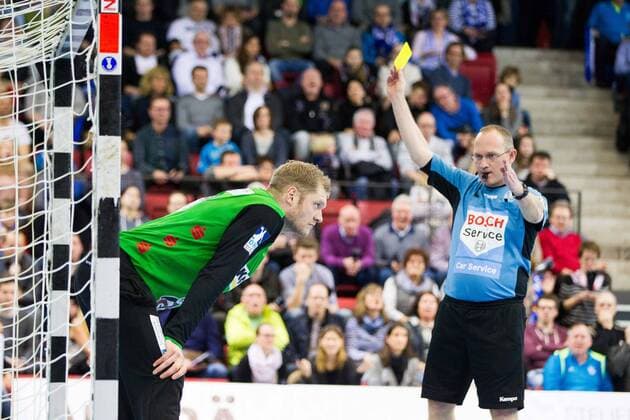 Stuttgart Johannes Bitter (19 TVB 1898 Stuttgart) sieht die gelbe Karte; DKB Handball Bundesliga, SCHARRena, Stuttgart Deutschland , 20160214; TVB 1898 Stuttgart gegen Bergischer HC 06; Copyright: Wuechner Eibner-Pressefoto EP_NWR
