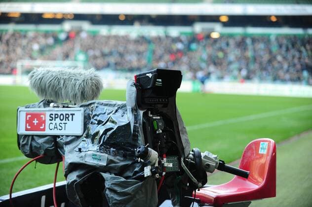 Fussball 1. Bundesliga 21. Spieltag Werder Bremen - TSG 1899 Hoffenheim am 13.02.2016 im Weserstadion in Bremen Feature Symbolfoto: TV Kamera beim Bundesliga Spiel xPBJPGx