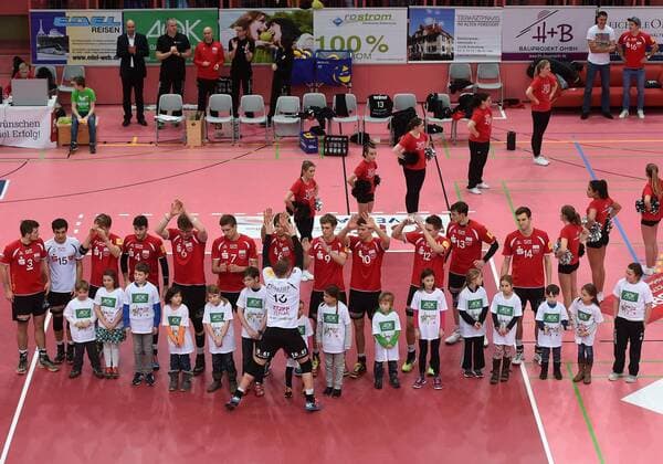 Volleyball Saison 2015 2016 14.02.2016 1. Volleyball Bundesliga TV Rottenburg - SWD powervolleys Dueren Einlauf TVR, Johannes Elsaesser (TV Rottenburg, vorne) beim Abklatschen 