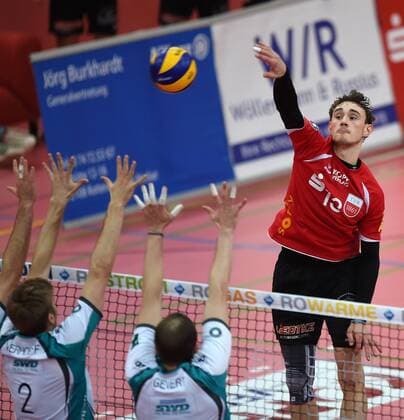 Volleyball Saison 2015 2016 14.02.2016 1. Volleyball Bundesliga TV Rottenburg - SWD powervolleys Dueren Moritz Karlitzek (TV Rottenburg,re) gegen Rudy Verhoeff (Dueren,li) und Sebastian Gevert (Dueren, mitte) im Block 