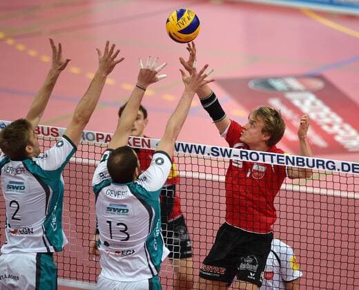 Volleyball Saison 2015 2016 14.02.2016 1. Volleyball Bundesliga TV Rottenburg - SWD powervolleys Dueren Dirk Mehlberg (TV Rottenburg,re) gegen Rudy Verhoeff (Dueren,li) und Sebastian Gevert (Dueren, mitte) im Block 