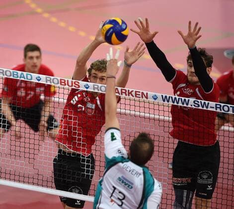 Volleyball Saison 2015 2016 14.02.2016 1. Volleyball Bundesliga TV Rottenburg - SWD powervolleys Dueren Lars Wilmsen (TV Rottenburg,li) und Moritz Karlitzek (TV Rottenburg,re) im Block gegen Sebastian Gevert (Dueren, mitte) 