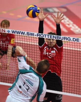 Volleyball Saison 2015 2016 14.02.2016 1. Volleyball Bundesliga TV Rottenburg - SWD powervolleys Dueren Moritz Karlitzek (TV Rottenburg,re) im Block gegen Sebastian Gevert (Dueren, li) 