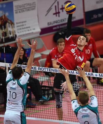 Volleyball Saison 2015 2016 14.02.2016 1. Volleyball Bundesliga TV Rottenburg - SWD powervolleys Dueren Moritz Karlitzek (TV Rottenburg,mitte) gegen Matthias Pompe (Dueren, li) und Rudy Verhoeff (Dueren,re) im Block 